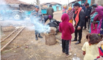 बस्तीबस्तीमा दाउरा पुर्‍याएर आगो बालिँदै