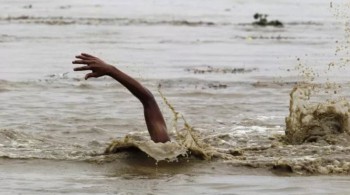 बाढीले बगाउँदा मृत्यु