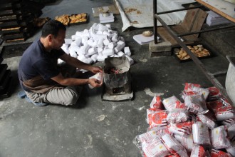 सात दशकदेखि स्वाद चखाउँदै धनकुटे नरिवल बिस्कुट