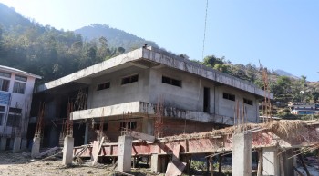 धवलागिरी अस्पताल भवन: तीन पटक म्याद थप गर्दा आधा काम
