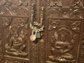 वैदेशिक रोजगार व्यवसायी संघकाे ढाेकामा लाग्याे ताला