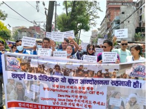 कोरिया जान नपाएका युवाहरु रवि खोज्दै रास्वपा कार्यालयमा
