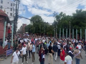 सुनचाँदी व्यवसायीहरु पसल बन्द गरेर उत्रिए सडकमा ,कर खारेजीको माग