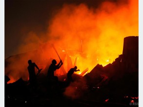 ढाका झुपडीमा भीषण आगलागी, हजारौँ घरबारविहीन