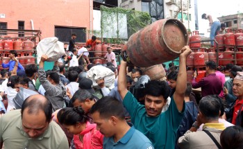 दिनभर लाइनमा बसेर रित्तो फर्किए उपभोक्ता