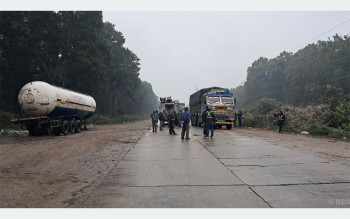 अवरुद्ध महेन्द्र राजमार्ग २४ घण्टापछि सञ्चालन