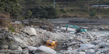 गायत्री मन्दिर क्षेत्रमा कटान रोकथाम गर्न काम थालियो