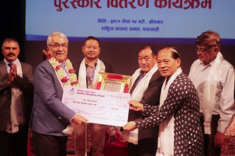 गीतकार संघको स्थापना दिवसका अवसरमा डा. रिजाललाई सम्मान