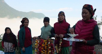 घरबासले फेरिँदै कोरिखाका महिलाको दैनिकी