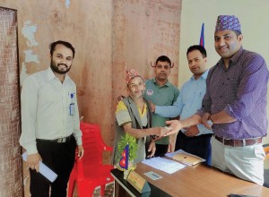 स्थानीय जातका गाई र हलगोरू पाल्ने कृषकलाई अनुदान वितरण