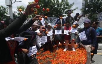 गोलभेँडा सडकमा फालेर  किसानहरूकाे  सरकारविरुद्ध विरोध प्रदर्शन