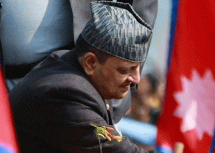 काठमाडौं विमानस्थलमा पूर्वराजा शाहलाई गरे समर्थकले स्वागत