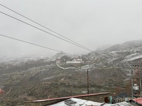 बर्खा लाग्यो, तर हिउँ पर्न छाडेन