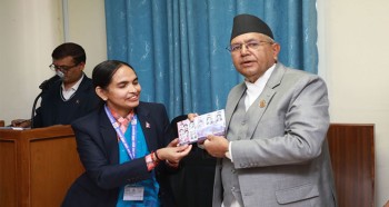 सभामुखद्वारा सुखानी सहिदका तस्बिर अंकित हुलाक टिकटमा टाँचा