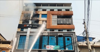 इटहरीस्थित सेन्टर प्लाजामा आगलागी हेलिकोप्टरबाट , ११जनाकाे उद्धार