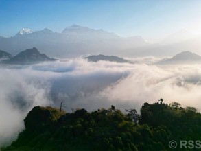 जलजलामा हिमाल र बादलको लुकामारी