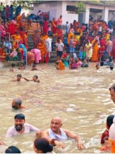 दूधमतीमा भव्य शाही स्नान, साँझ सवा लाख दीप जलाइने