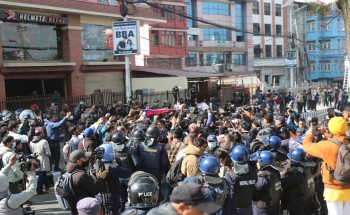 माइतीघर मण्डलामा प्रदर्शनरत आठ जना प्रहरीकाे नियन्त्रणमा