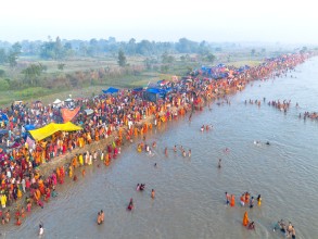 कमला नदीमा स्नान गर्ने भक्तजनको घुइँचो