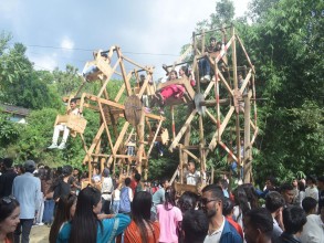 सरायको रौनकसँगै दसैँ मेलामा काठेपिङ चढ्नेको घुइँचो