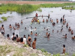 गर्मी छल्न कोशी कटानमा नुहाउनेको भीड