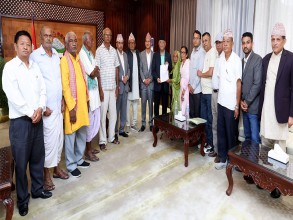 कोशीटप्पु वन्यजन्तु आरक्षका विस्थापित परिवारको प्रधानमन्त्रीलाई ज्ञापन