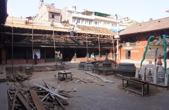 ‘रत्नाकर महाविहार’मा तामाको छाना लगाइँदै