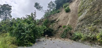 पहिरोले अवरुद्ध मध्यपहाडी लोकमार्ग सञ्चालन