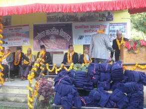 यशोधराका पाँच सय विद्यार्थीलाई न्यानो कपडा वितरण