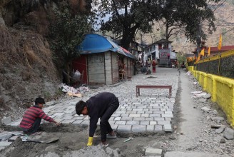 सौन्दर्यकरणका लागि गलेश्वरको सडकमा ‘स्लेट’ ढुङ्गा बिछ्याउन सुरु