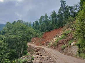 धादिङ–मलेखु सडकः दारेगौँडाभिरमा अझै भासिने र पहिरो जाने क्रम रोकिएन