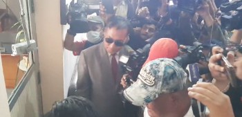 नगरप्रहरीले राेके महानगर कार्यालय गेटमा कर्मचारी