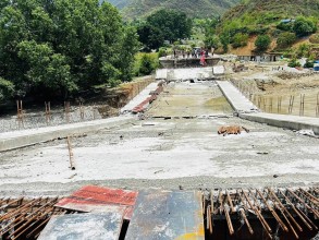 तामाकोसी नदीमा निर्माणाधीन पुलको स्पान भाँचियो