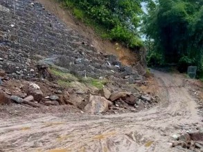 मेची राजमार्गको राजदुवाली खण्ड भासियो, यातायात अवरुद्ध