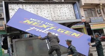धमाधम विज्ञापन सामग्री हटाउँदै काठमाडौँ महानगर