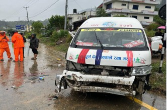 माइक्रो दुर्घटनामा १४ जना घाइते