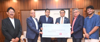 मोबाइल फोन आयातकर्ता संघद्वारा बाढीपहिरो पीडितका लागि ३१ लाख सहयोग