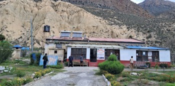 मुस्ताङकाे एउटै कारागार भवनमा कैदीबन्दी र सुरक्षाकर्मी  