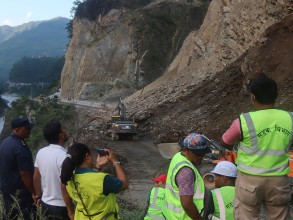 दासढुंगादेखी– मुग्लिनसम्मको सडक सधैँ पहिरोको जोखिममा