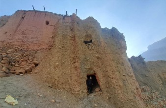 मुस्ताङको छुसाङमा राताम्मे पहाडमा गुफाभित्र गुम्बा