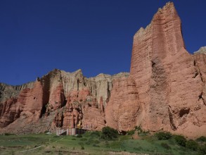 ढाक्मरका राताम्मे पहाड र गुफाले पर्यटक लोभ्याउँदै