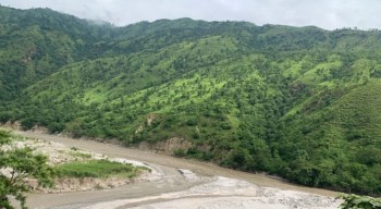 नावा खोलाको बाढीले तमोर कोरिडोर अवरुद्ध, साना सवारी रोकिए