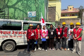 नेपाल रेडक्रसका प्राथमिक उपचार स्वयंसेवक मतदान केन्द्र परिसरमा परिचालित