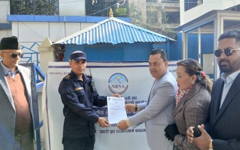 एनआरएनएद्वारा प्रहरी वृत्त दरबारमार्गलाई ब्यारिकेड हस्तान्तरण