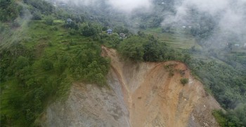 ओखलढुङ्गाको डाँडाखर्कमा दुई दशकदेखि निरन्तर पहिरो, पाँच परिवार उच्च जोखिममा