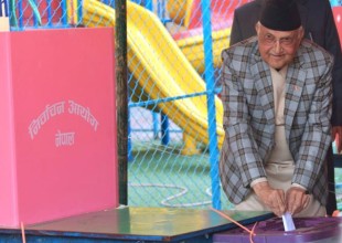 एमालेका अध्यक्ष केपी शर्मा ओलीले  गरे मतदान