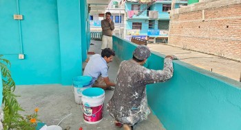 अध्ययन खर्च जुटाउन ‘पेन्टिङ’ गर्दै युवा