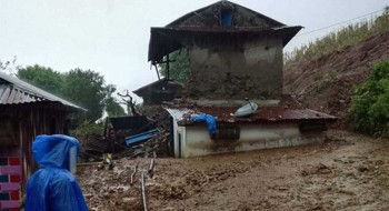 पाल्पामा पहिरोको बितण्डा: दुई घर भत्किए, एक महिला बेपत्ता