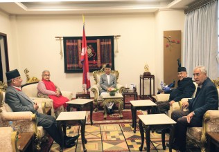 राष्ट्रपतिसँग प्रधानमन्त्रीसहित तीन दलका शीर्ष नेताको भेट
