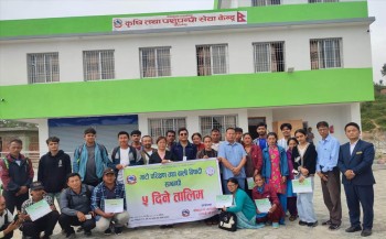 किसानलाई माटो परीक्षण गर्न सिकाउँदै ‘पौवादुङमा’